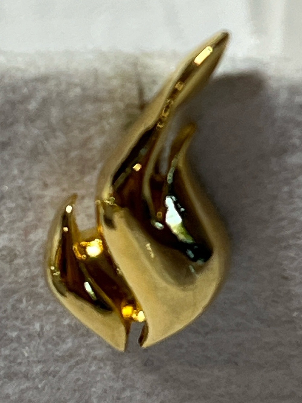 Gold Flame pin
Lapel. Tie. Hat